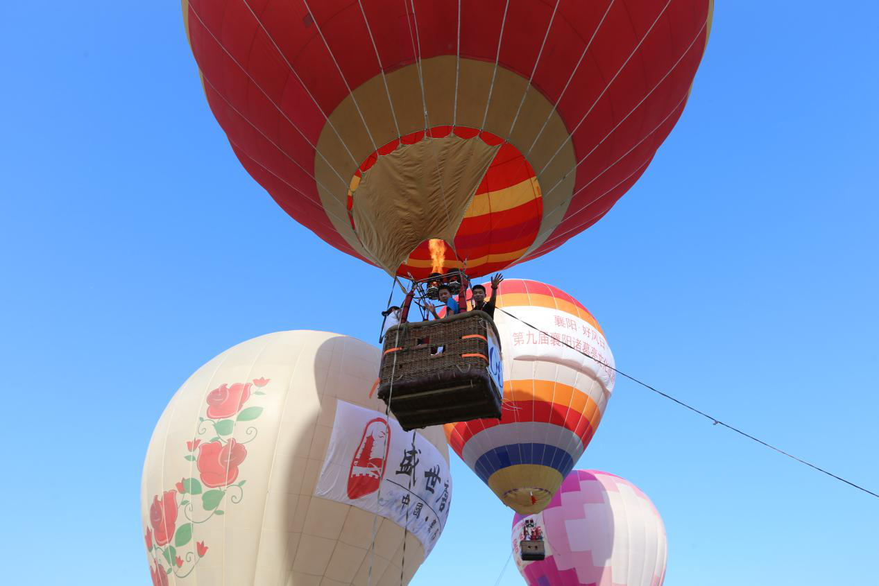 熱氣球聯賽襄陽站火熱進行 噴火巡游點燃天空節(圖6)