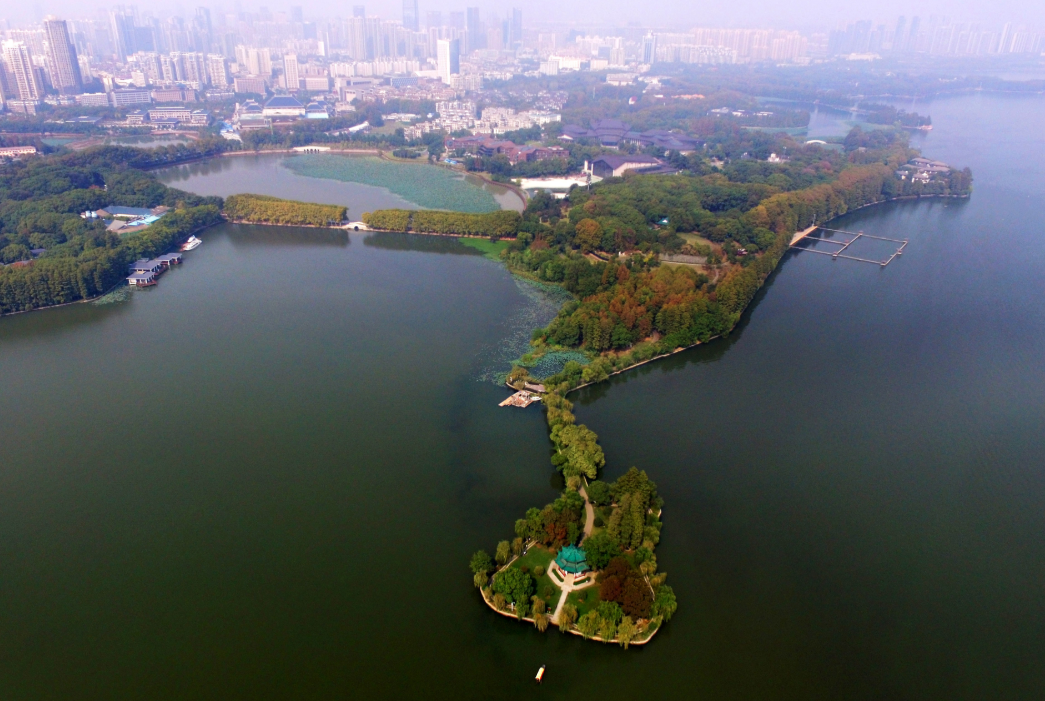 又到秋色斑斕時(shí)，東湖美景醉游人（組圖）